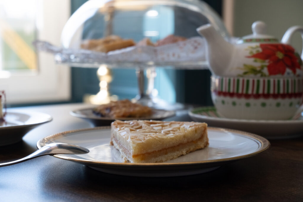 Part de tarte aux amandes et abricots