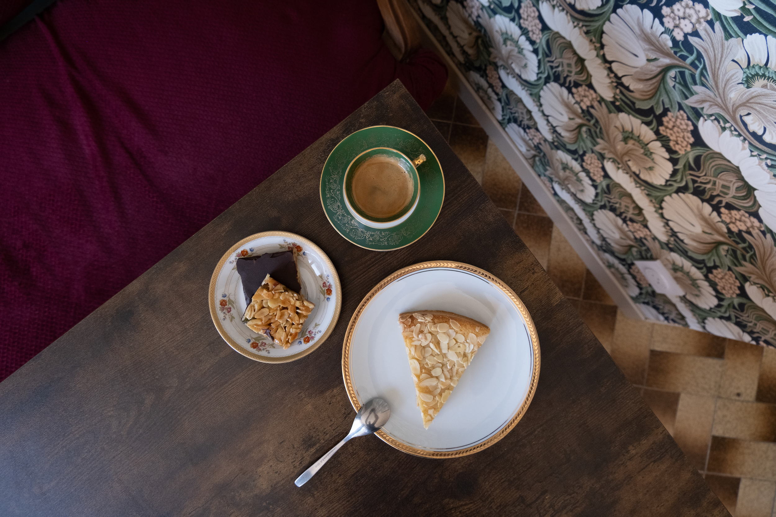 Part de tarte aux amandes et abricots avec un café de chez Mokxa